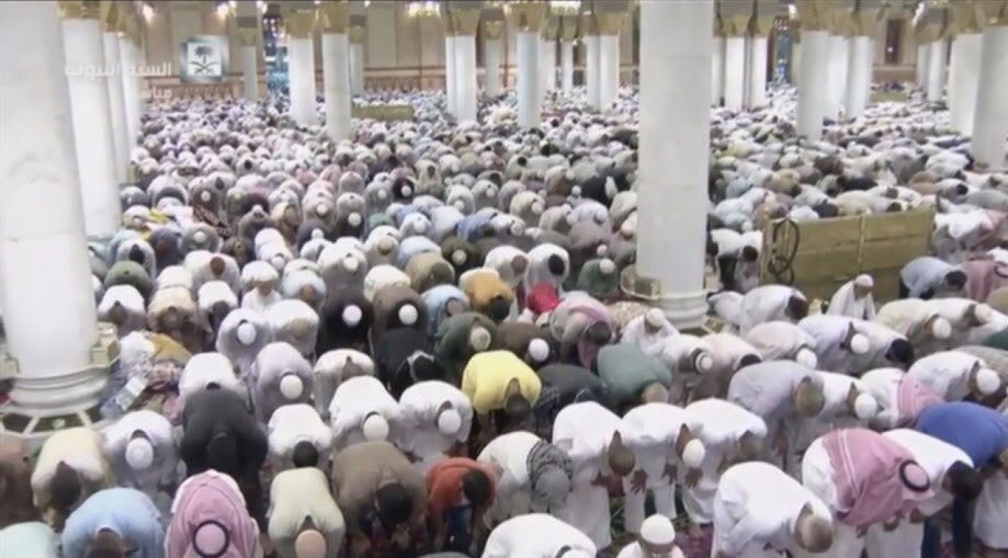 على الرغم من كل شيء توافدت الجموع للصلاة

"يرِيدون أن يطفؤوا نور اللّه بأفواههم وَيَأبَى اللّه إلاّ أن يتم نوره" ❤️