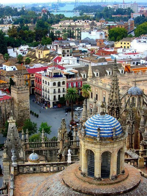 AgrupacionVR's tweet photo. Todo aquí es ficticio, excepto el escenario. Nadie podría inventarse una ciudad como Sevilla. https://t.co/fXIVYlLU6k