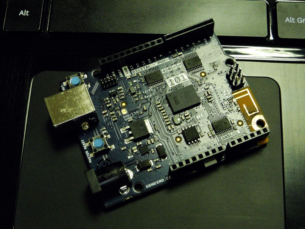 MakeItLab's tweet image. У нас появилась Genuino 101. Монстр с двумя ядрами: ARM и x86. Готовим уроки! #diy #Arduino #intel