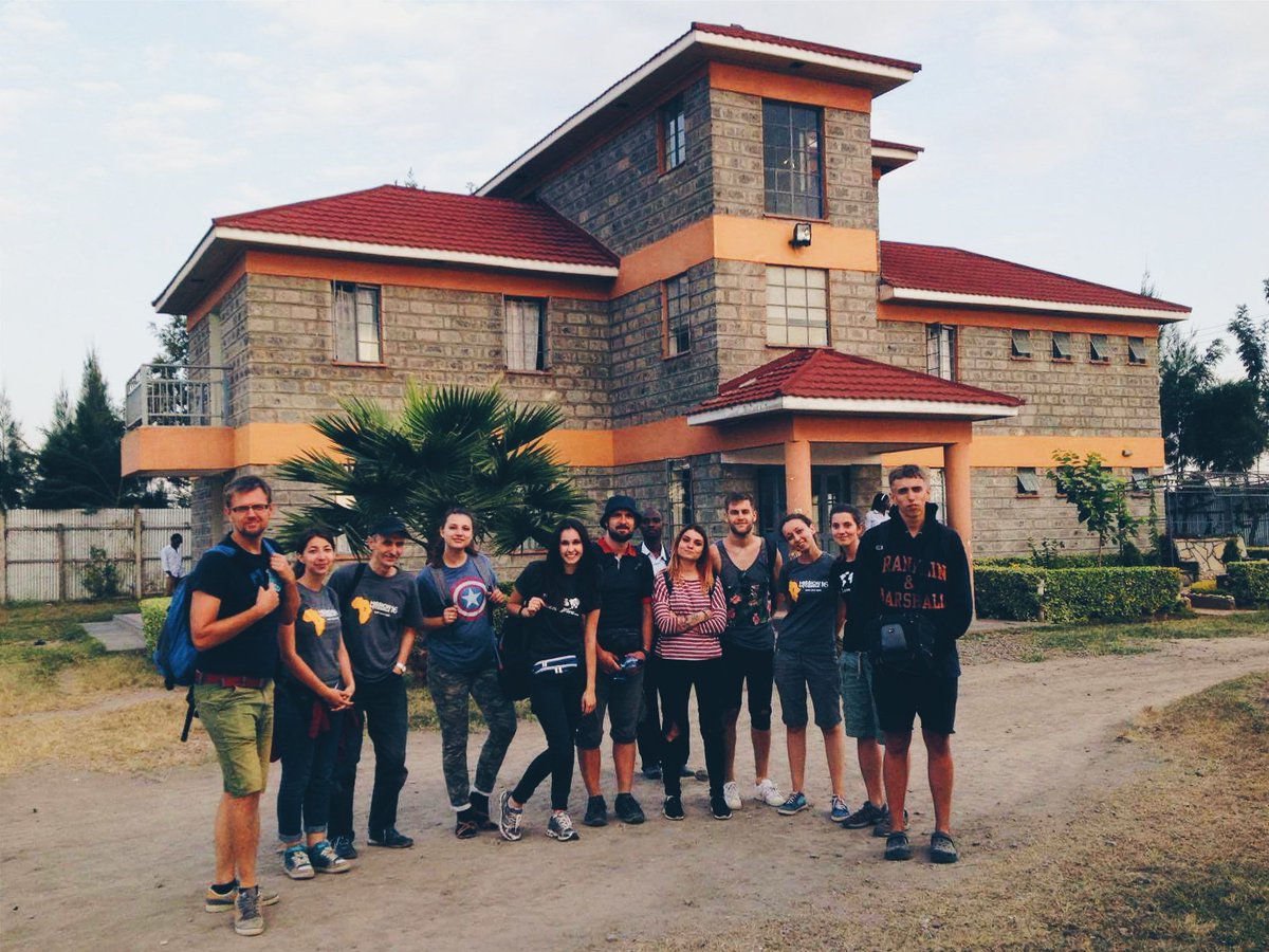 frolovka's tweet image. Кенія день 1. Багато діток, їздили через вражаючі трущоби, будівництво - не завжди безпечне.