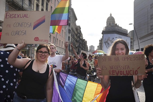 La_Directa's tweet photo. #Directa28J | Un miler de persones reivindiquen les plurisexualitats a Barcelona https://t.co/nxMxw5s347 https://t.co/hooTUYnjPU