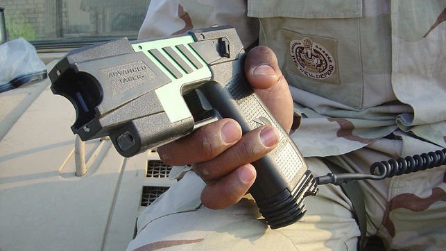 JxSí i PP avalen que els Mossos usin pistoles elèctriques en supòsits vetats per l'ONU eldiario.es/_1fcf92fc