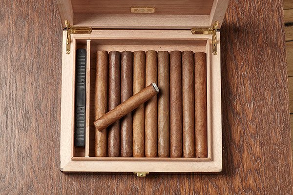 CigarAficMag's tweet photo. 10 things you should NEVER do as a #cigar smoker: https://t.co/Fp08OJCkOD https://t.co/2QEbBVE0MH