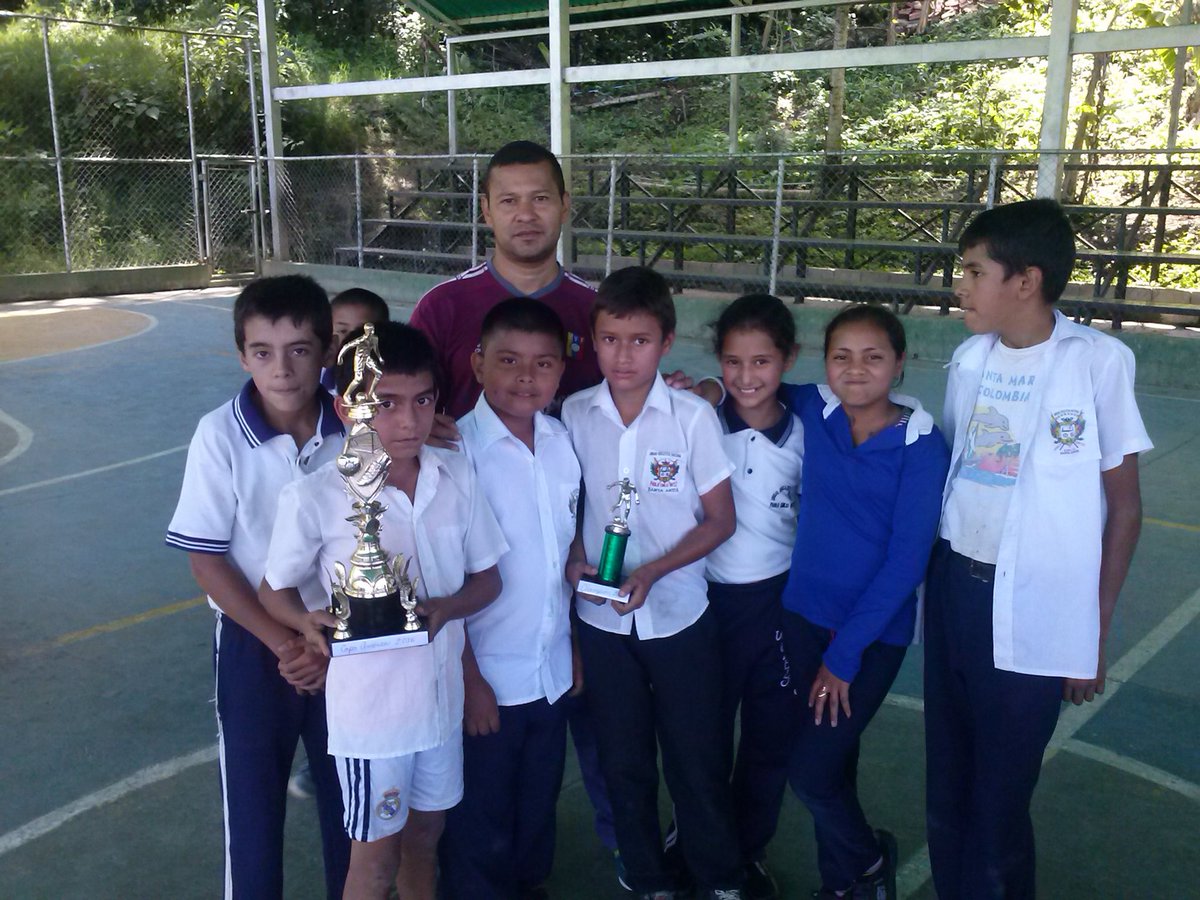 Ebpabloeo's tweet photo. Entrega de Copa America a Mexico Campeón de Copa America Centenario Pablo Emilio 2016. https://t.co/T31LckOgCm