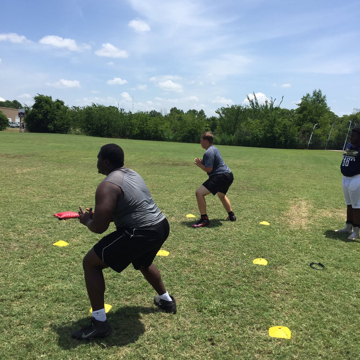 branndonbraxton's tweet photo. @graydavis73 and C/G Eric Blair working some lateral movements! Grinding #ALLSUMMER2016 #trenchwarfare #goe #sbg #OL https://t.co/0qcIJWTxlg