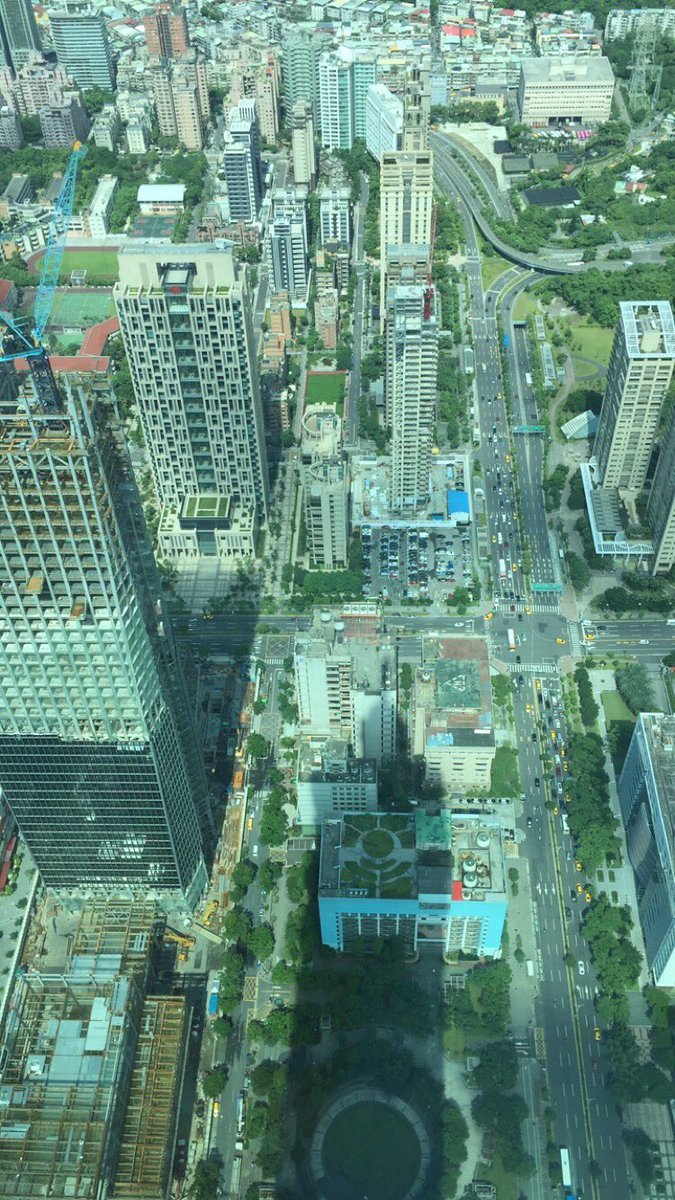 BWOODALL15's tweet photo. Taipei 101 what an amazing view with @christiemcox from 89 floors up https://t.co/zQFY9b93vj