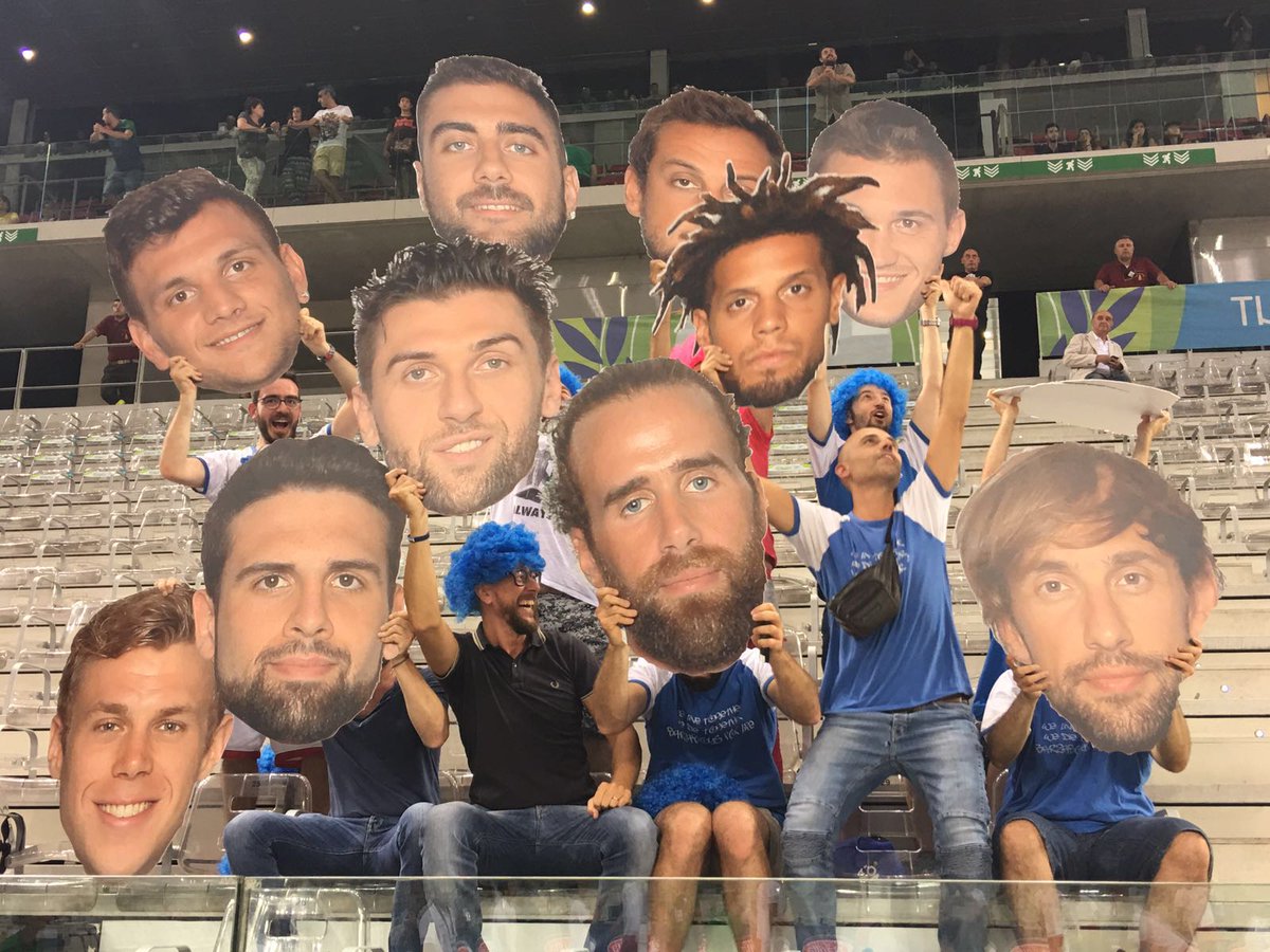 SkySport's tweet photo. Il pubblico di Torino promette subito spettacolo in questo #SkyPreOlimpico! 😄 🎭
⏰ 21.00
#Tunisia #ITA
📺 #SkySport 1 https://t.co/fdd8EaoexF