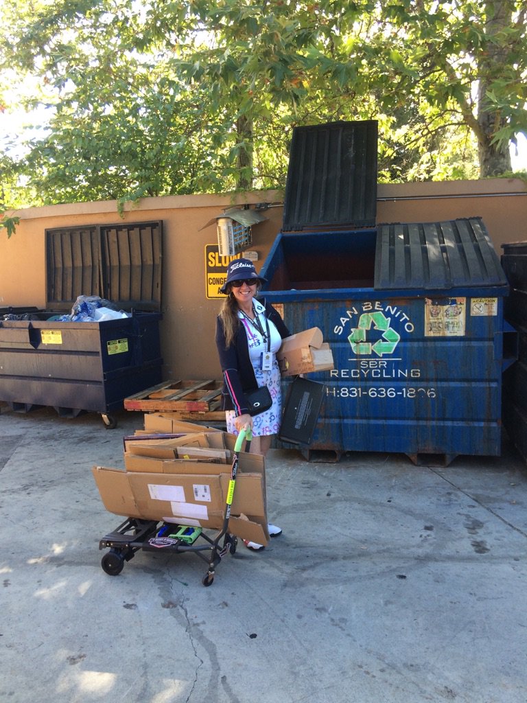 ANNCAIN_'s tweet photo. Since I have the cart, offered 2 take other reps boxes 2 dumpster since I was going 😁 #uswopen #recycleplease https://t.co/10ijqqDdaq