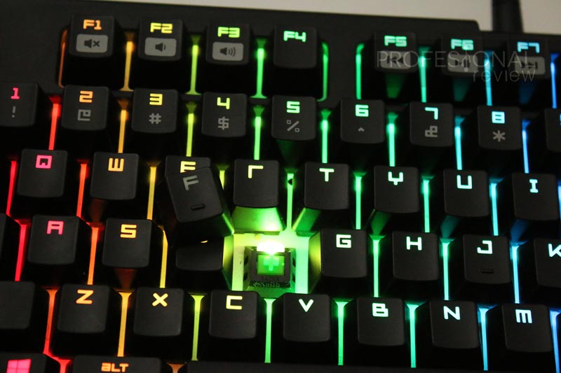 Que teclado más chulo el <a href="/RazerEsp/">Razer España</a> BlackWidow T.E Chroma profesionalreview.com/2016/07/04/raz… ¿Qué os parece? ¿Os mola? ^^