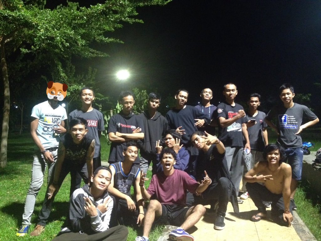 ParkourBJM's tweet photo. Sahurnya lelaki kardus #PKID #parkour #parkourbanjarmasin https://t.co/k1fZHZOdmE