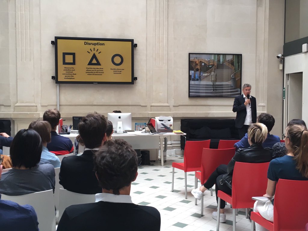 auditoire's tweet photo. @nicolasbordas présente aux équipes d'auditoire #disruptionlive ou comment challenger les conventions https://t.co/W550G9AtSP