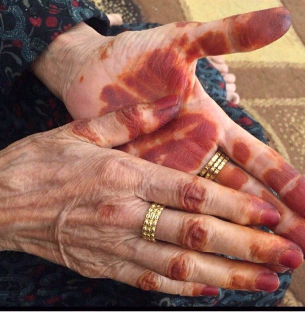 من كان لديه مثل هالكفين فليحتضنهما ويستنشق عبقهمافكم ارتفعت للسماء تدعو لكم ففيهماالبركة والحنان اللهم ارحم والدينا