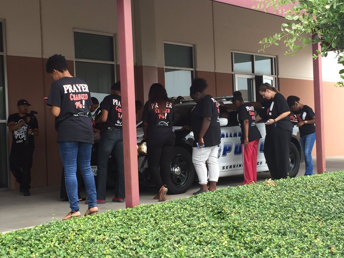 rickiegrush's tweet photo. Only 5 min of drive-thru prayer left! This is amazing! Hallelujah! Deliverance is Happening on Site! #IBOCDriveThru https://t.co/ixc1NvEPmn