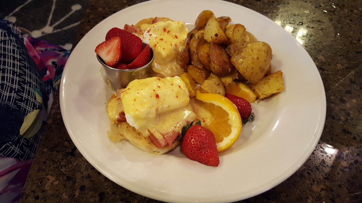 GreatBeerNow's tweet image. Eggs Benedict for the wife's breakfast, Park Restaurant in @wyndhamhouwest hotel. #GoHouston