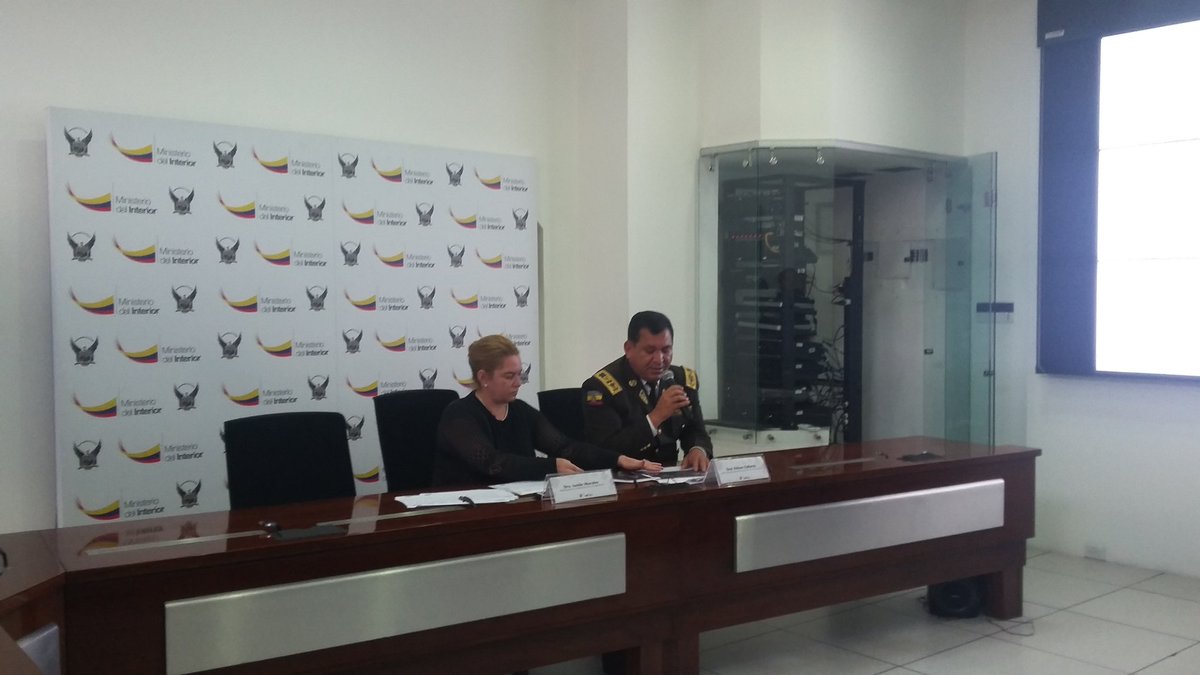 PoliciaEcuador's tweet photo. Entre los requisitos principales ser ecuatoriano, bachiller, mínimo 25 años. Exámen #ENES válido del 2015 y 2016 https://t.co/4iEy0NcaIU