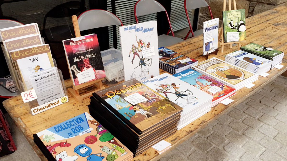 AssoChacalprod's tweet photo. Une partie de notre stand et les dernières créations de nos artistes ! #festivalbd #chacalprod #saintbrieuc https://t.co/FsvEE4BgyX