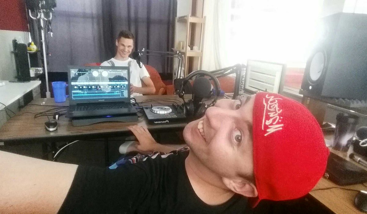 soundarenia's tweet photo. Előző héten, munka közben :) #soundarena. #radioshow @manieck @sebekojr https://t.co/w270dMTW5e