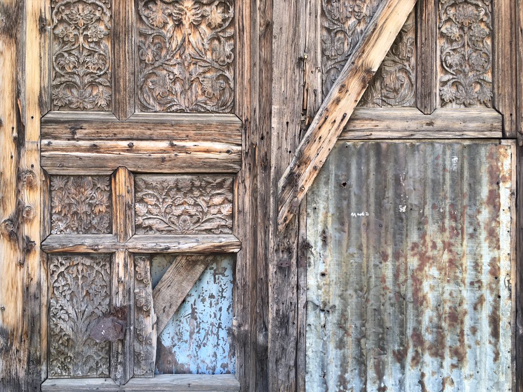 GennaMMason's tweet photo. Detail of a carved wooden door in Srinagar #Kashmir #historic #craft #heritage #preservation #usicomos #iep2016 https://t.co/misWClQ8d3