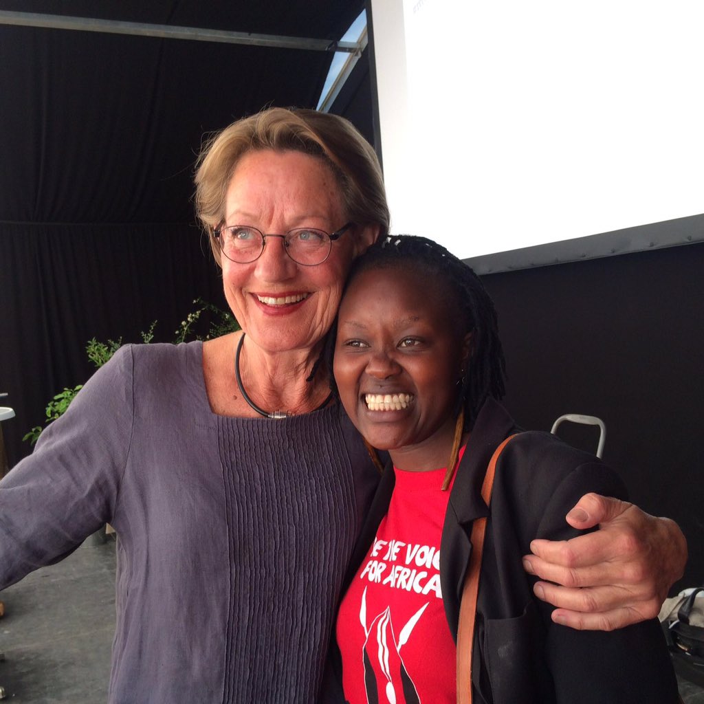 Feminister från olika kontinenter möts i #Almedalen! Vår pristagare Rachael fick en vinnarkram av <a href="/gudschy/">Gudrun Schyman</a> #utvpol