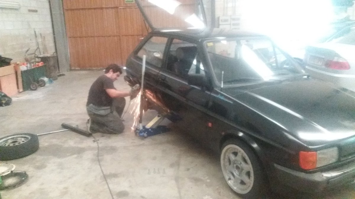 diego_derossi's tweet photo. @jorge5crack pues nada ibamos a por unos regalos y al final acabamos con la radial liados #fiesta#mk2#ford#wheels https://t.co/GGTtIl2Yv3