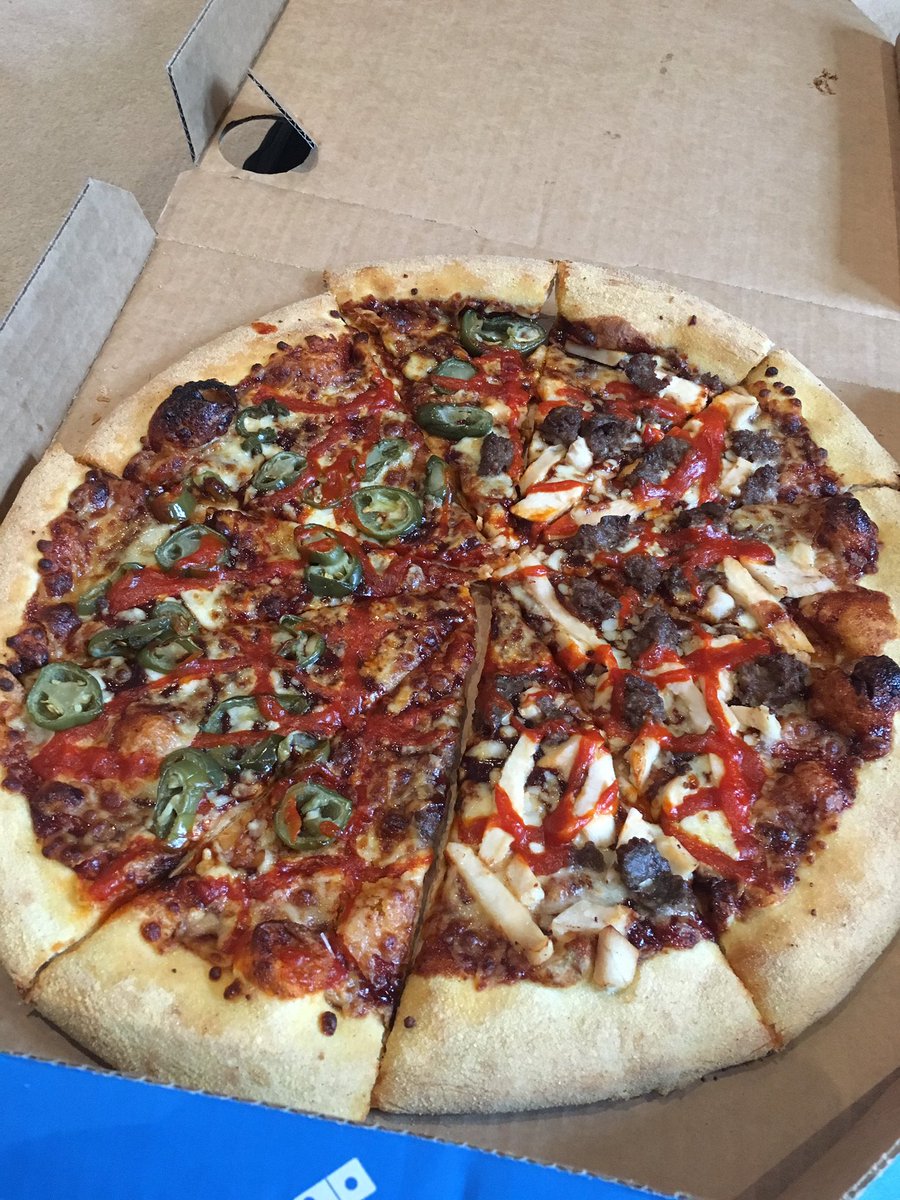croftyjoshua's tweet photo. @Dominos_UK ordered a pepperoni passion with some extras... Get sent a pizza with no pepperoni but the extras 🙈😩 https://t.co/wgkHnpxQhA