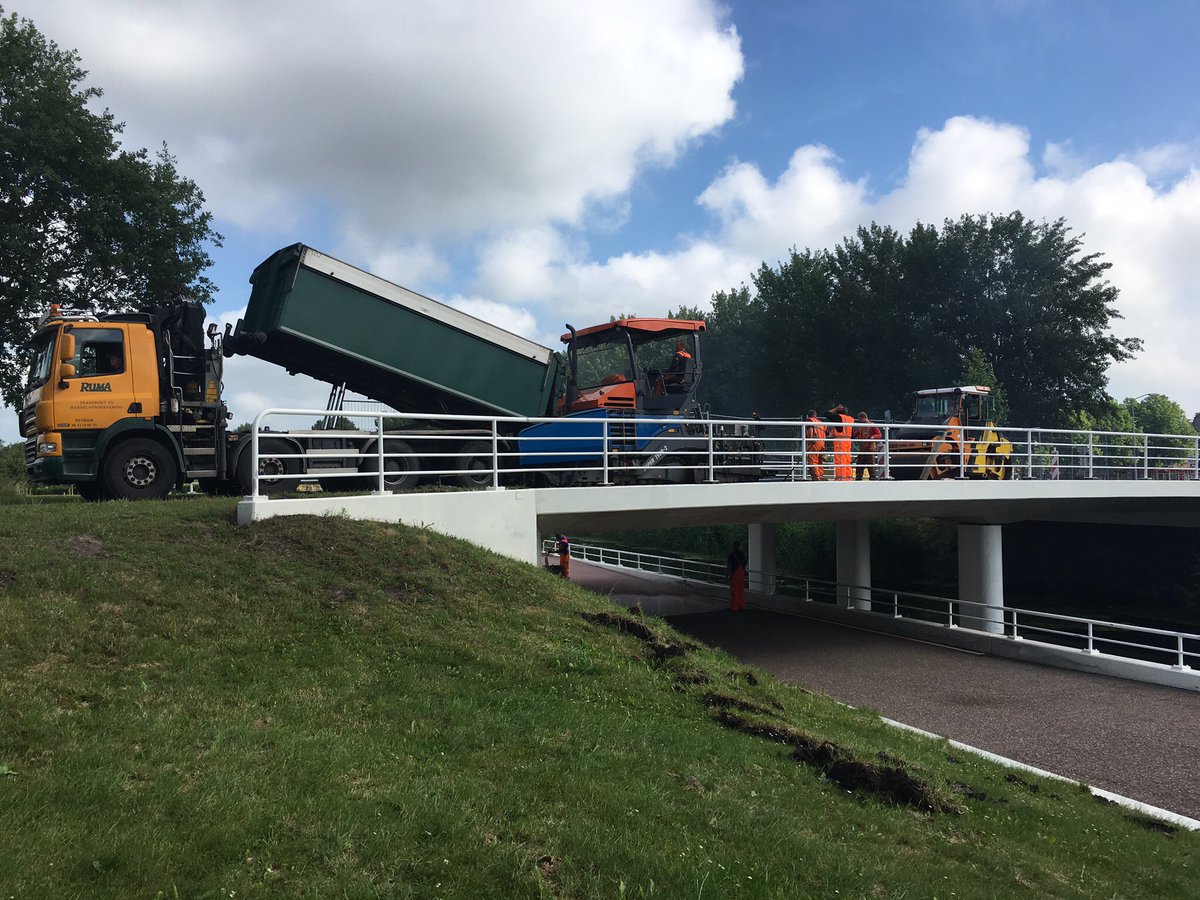 NAInfra's tweet photo. #asfalt @ zeewolde #kunstwerken #wals #asfaltploeg #mooiwerk #onderhoud https://t.co/nJC0uvL00O