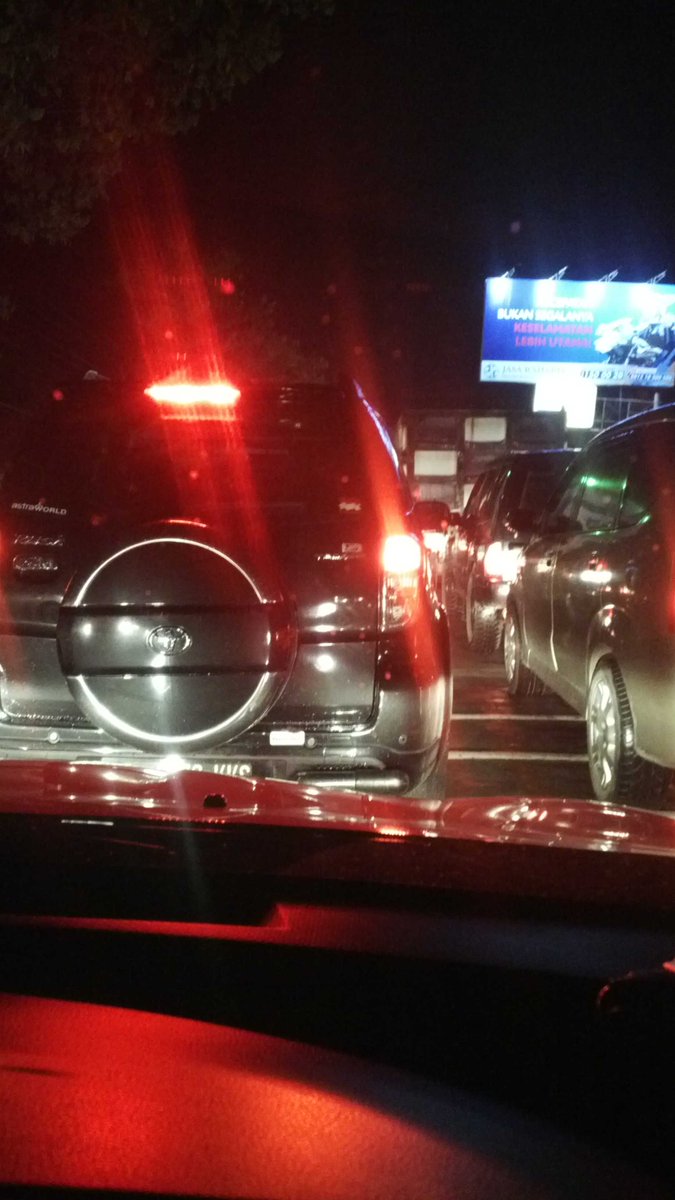 santoedy's tweet photo. Pak Ganjar dari spbu Muri jam 24 masih macet 1 jam lebih yg ke arah pemalang https://t.co/Uawy8aZHt9