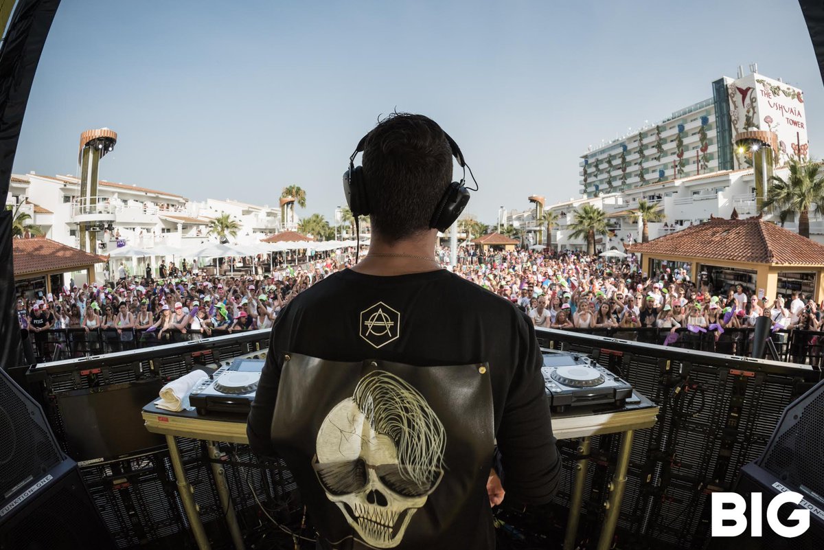 The crowd our loving <a href="/DonDiablo/">DonDiablo</a> at <a href="/BIGtheparty/">BIG</a> at <a href="/ushuaiaibiza/">Ushuaïa Ibiza Official</a>! #BIGtheparty