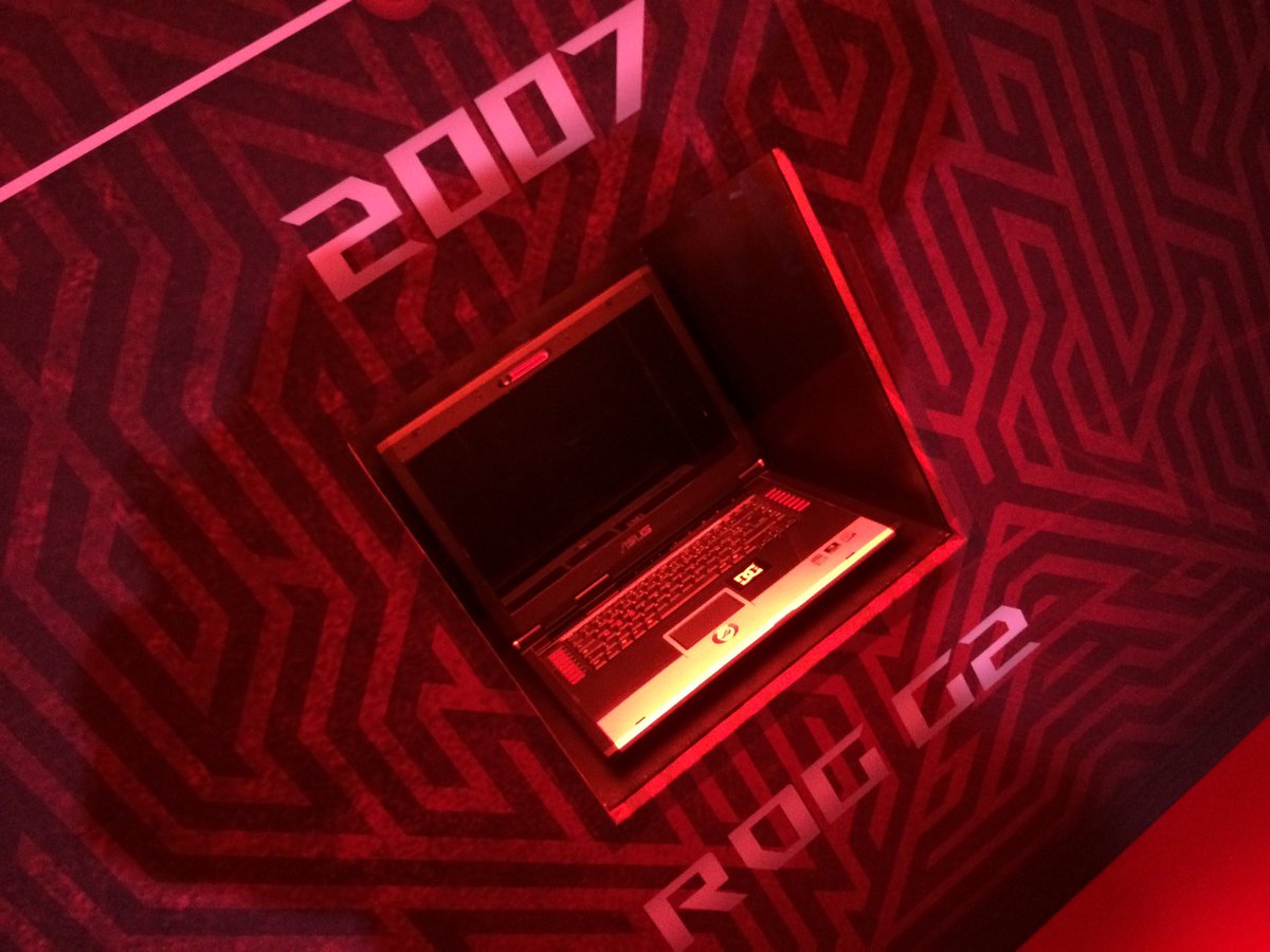 01net's tweet photo. On est à la soirée Asus pour les 10 ans de #ROGAsus petite rétrospective sur les produits marquants de l'histoire. https://t.co/VKIF5RyL2G