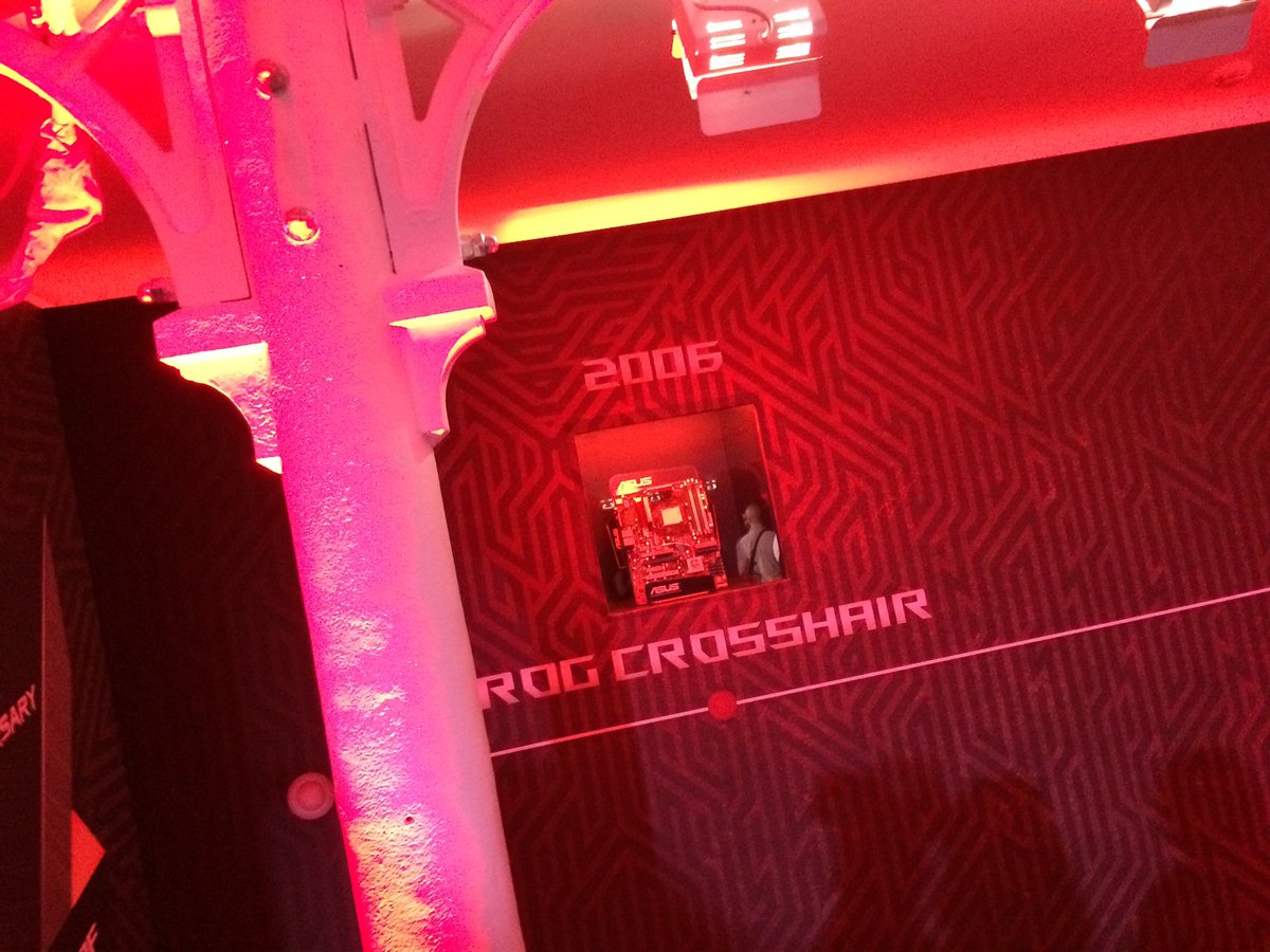 01net's tweet photo. On est à la soirée Asus pour les 10 ans de #ROGAsus petite rétrospective sur les produits marquants de l'histoire. https://t.co/VKIF5RyL2G