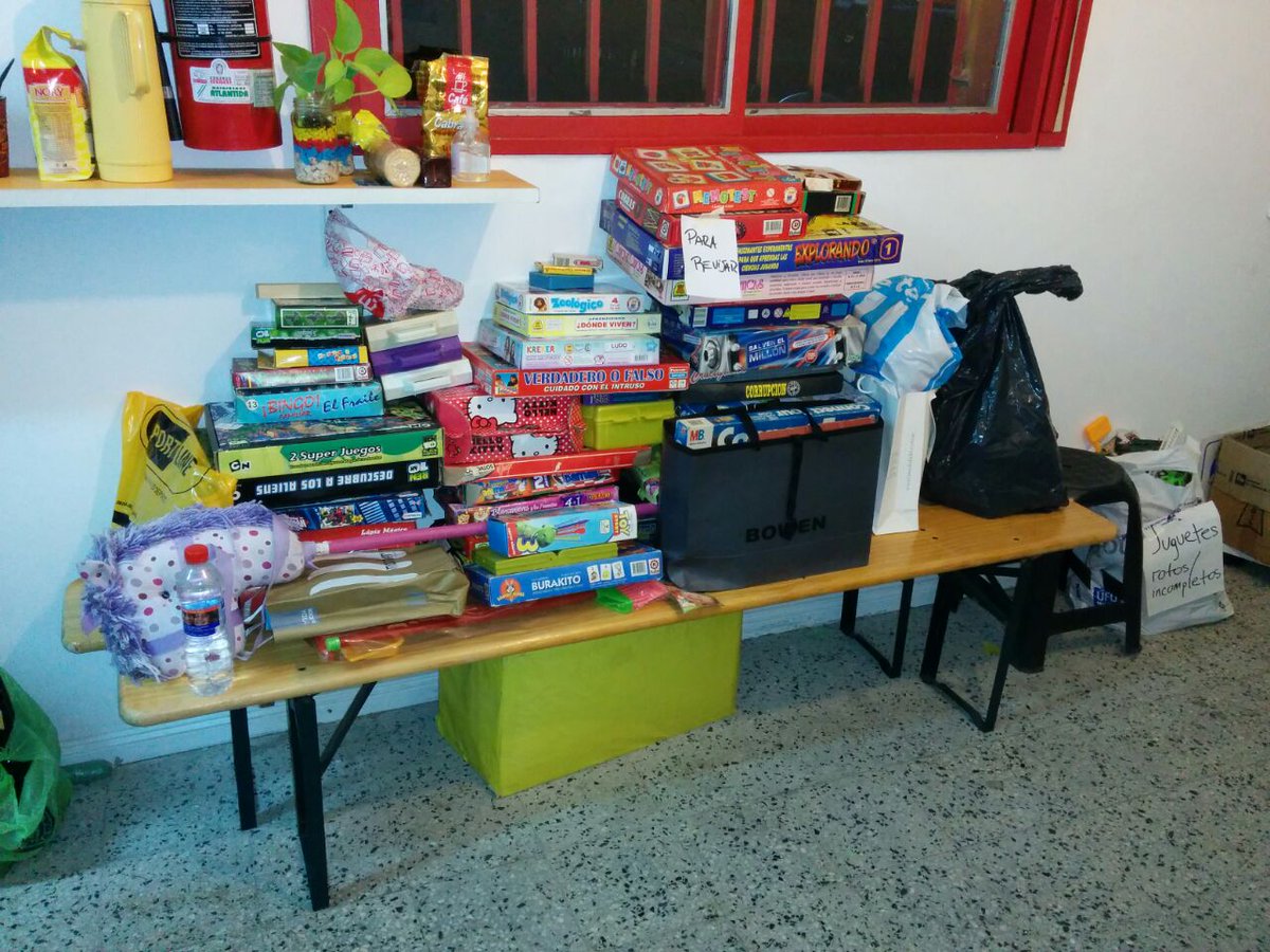 VLUROSOLIDARIO's tweet photo. otro Domingo de trabajo en #VLS2016 Pronto la #ColectaJuguetes llegará a destino. GRACIAS. https://t.co/AlsuFPo34A https://t.co/Fal1TfnlKF