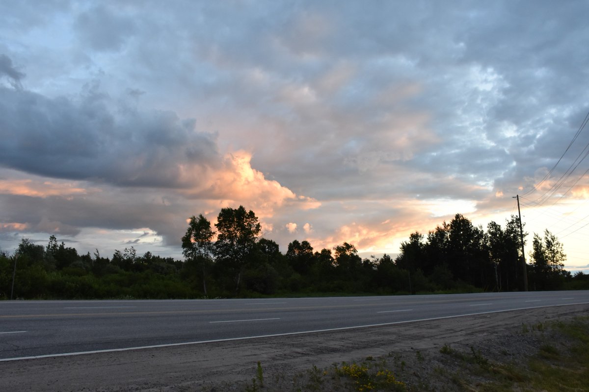 rogereka's tweet photo. The sky is very dramatic in North Bay. https://t.co/8wEChE6esK