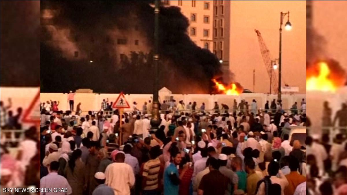 السعوديه : ثلاثة تفجيرات انتحاريه قرب الحرم النبوي الشريف والقطيف  Cmil4GHXYAAmyGJ