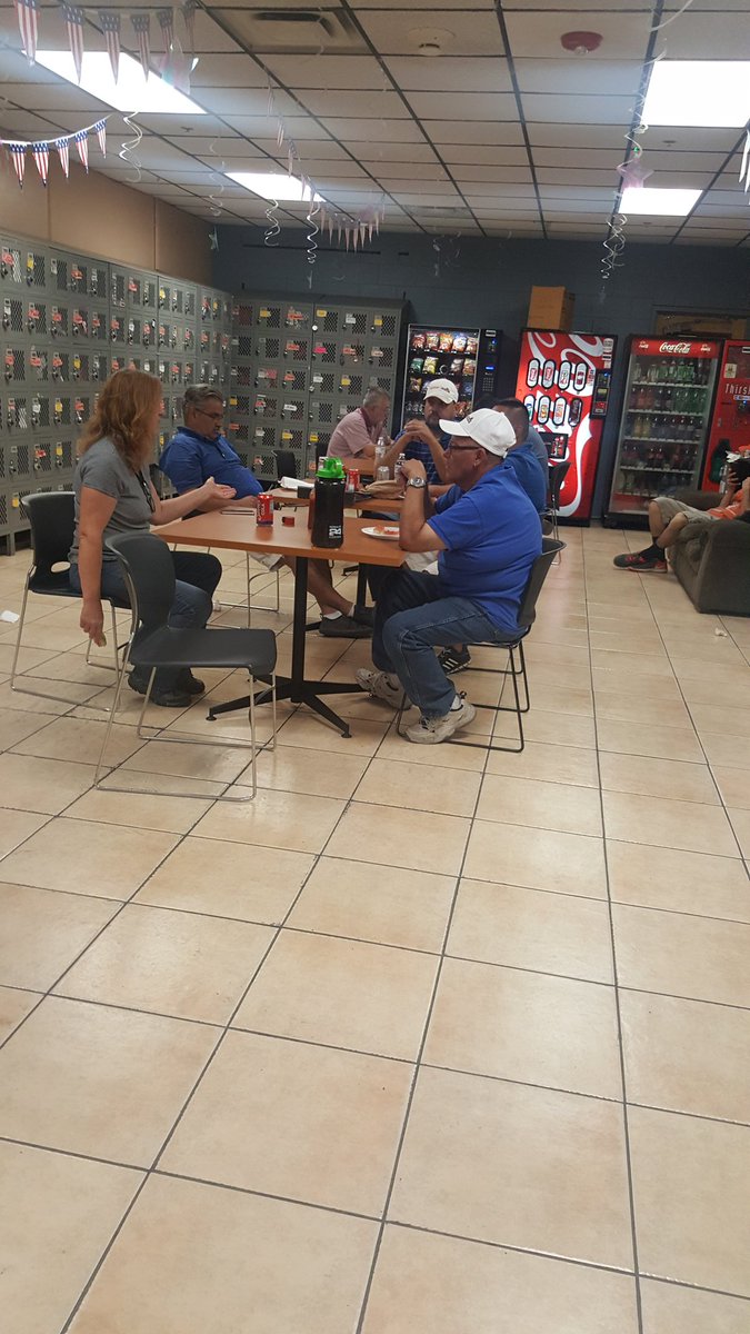 PEBBLES0769's tweet photo. Associate Cook out!! 🍉🍔🌭 @r_zubia https://t.co/82TZ5O1Bw3