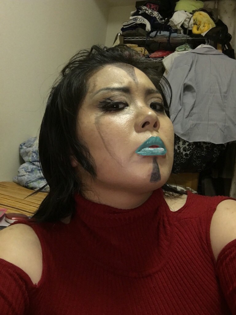 麻茉 今年もよろしくお願いいたします 夜中にジョジョメイクして遊んでたらこんな時間に 1枚目 頭部 目と唇の色やっつけ加工 2枚目 元の 3枚目 加工2 4枚目 元の2 ふとましいのは調整中なんで勘弁してください 一応エルメェス姐さんのつもり