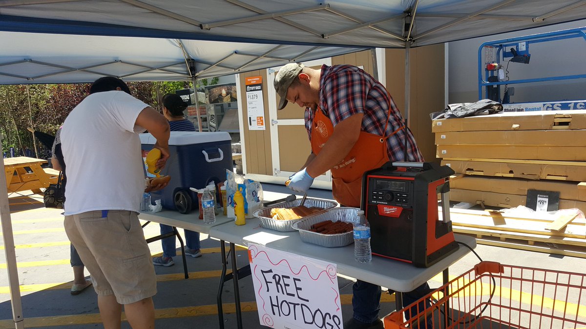 PEBBLES0769's tweet photo. Aaron grilling for the customers! 🌭 @r_zubia https://t.co/R0aCWmEyzp