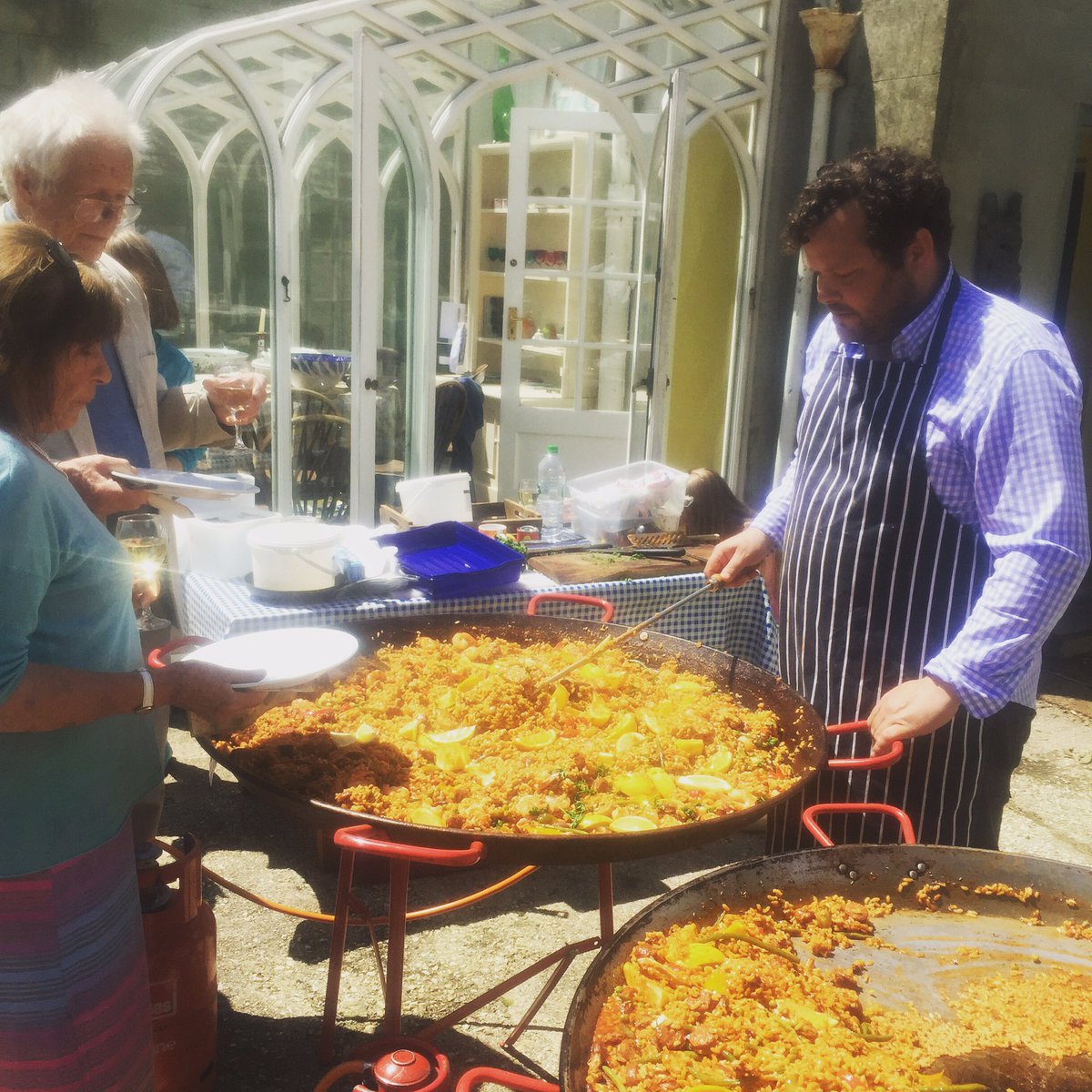 Fourandtwenty2's tweet photo. Paella party for lovely people in the sun #lulworth #purbeckcatering @PurbeckFoodie @DiscoverPurbeck https://t.co/kU8CTByvKN