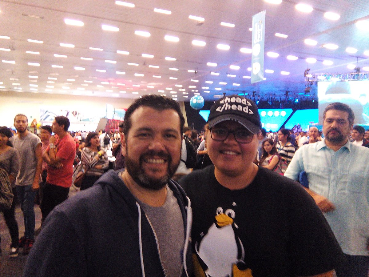 katjrgodinez's tweet photo. Mi mejor momento en #CPMX7 fue haber conocido a Dario en la charla de 'Facebook' quiero ir a #CPMX8  HELP! RT! https://t.co/wqnCjzKDU3