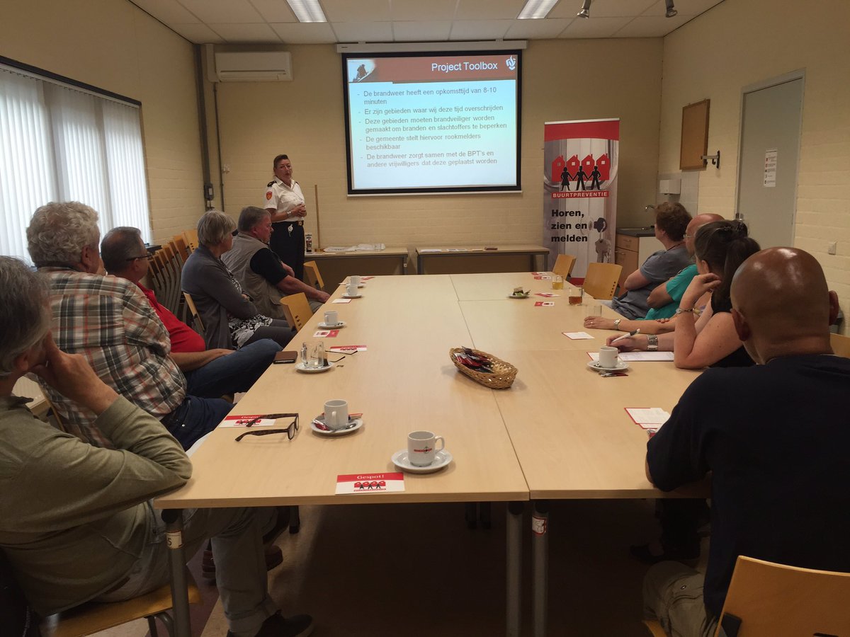VredeAd's tweet photo. #Homesafetycheck @BrandweerMWB bij @BpSterrebos2 1e team #Roosendaal gaat op pad #buurtpreventie @gem_roosendaal https://t.co/zNr2sh3hLe
