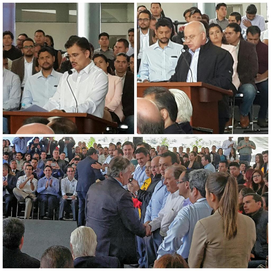 CeliaFausto's tweet photo. #SrioDeEducacionFed y #RectorGral d @udg_oficial entregan Constancia a #ManuelDeldadillo x #NIVEL1#SNB #PrepaElSalto https://t.co/CkILeObM2V
