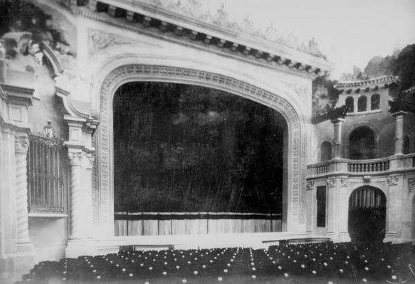 RenzoVaccarezza's tweet photo. Fotografía del interior del antiguo cine Real, ubicado en la calle Compañía de #Santiago. https://t.co/QJxbahboTz