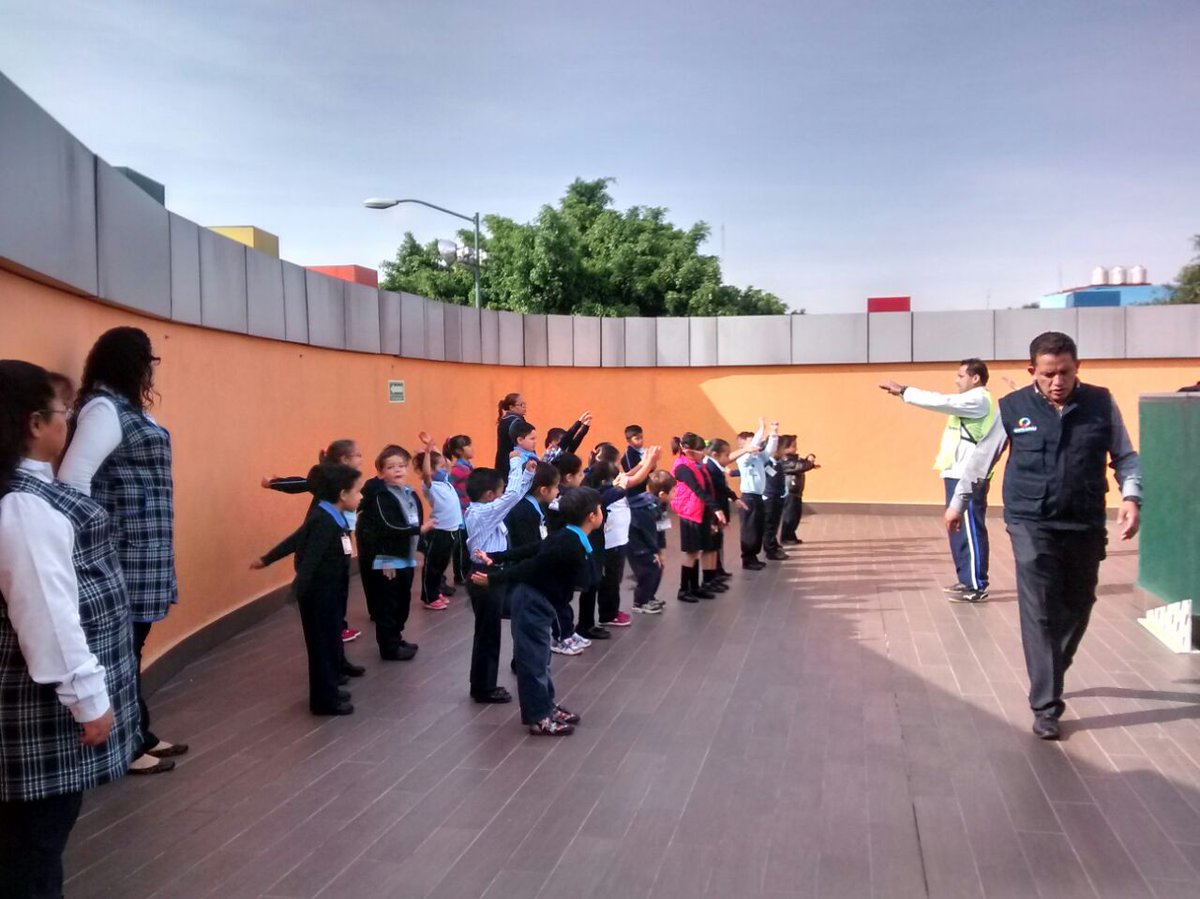 BJAlcaldia's tweet photo. Alumnos de #CENDIBJ Manuel Gómez Morín realizaron activación física y aprendieron andar en bicicleta. https://t.co/XVEmCxjJe3