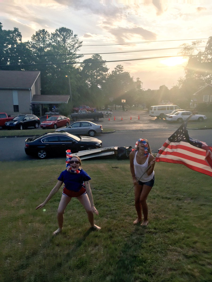 MalyaB19's tweet photo. yup we sure do love America- especially Sara https://t.co/pv83YHd8wZ