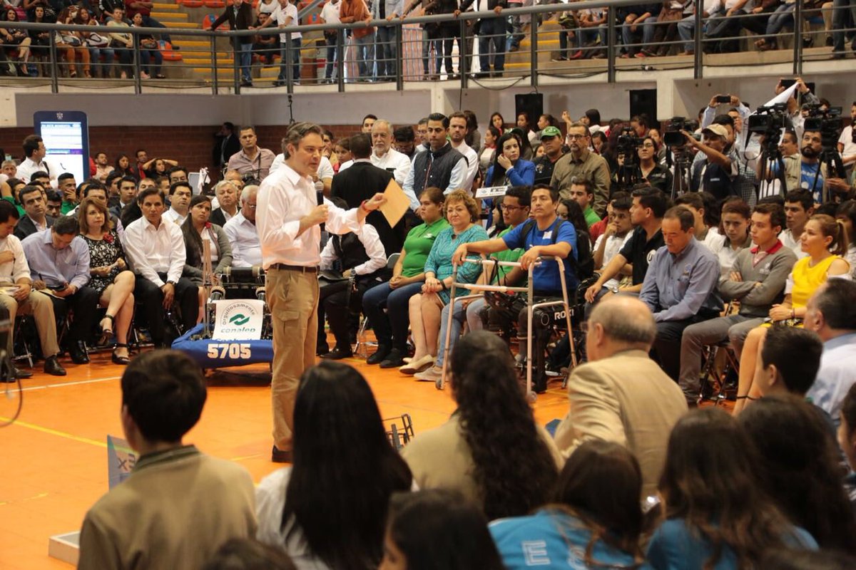 aurelionuno's tweet photo. Posteriormente, asistí a una muestra de Proyectos Innovadores de Robótica y Mecatrónica.#Jalisco https://t.co/j5Qkfv08Jm