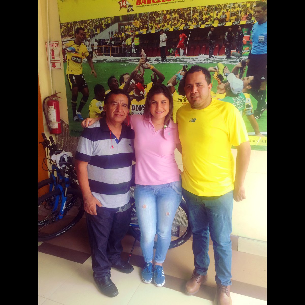 GeneraquelM's tweet photo. Comiendo el mejor Pollo @AngelEncalada el Mejor Pollo del Ecuador 🍗🐤🍗 #Gracias 😋 https://t.co/dmIamm1Hsi