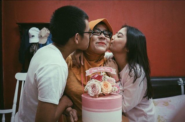 PrillversLMBK_'s tweet photo. Happy birthday bun @ullyjulita1 panjang umur dan sehat2 trs ya bunda bahagia slalu bun☺️☺️❤️ https://t.co/JzZ93mqbi1