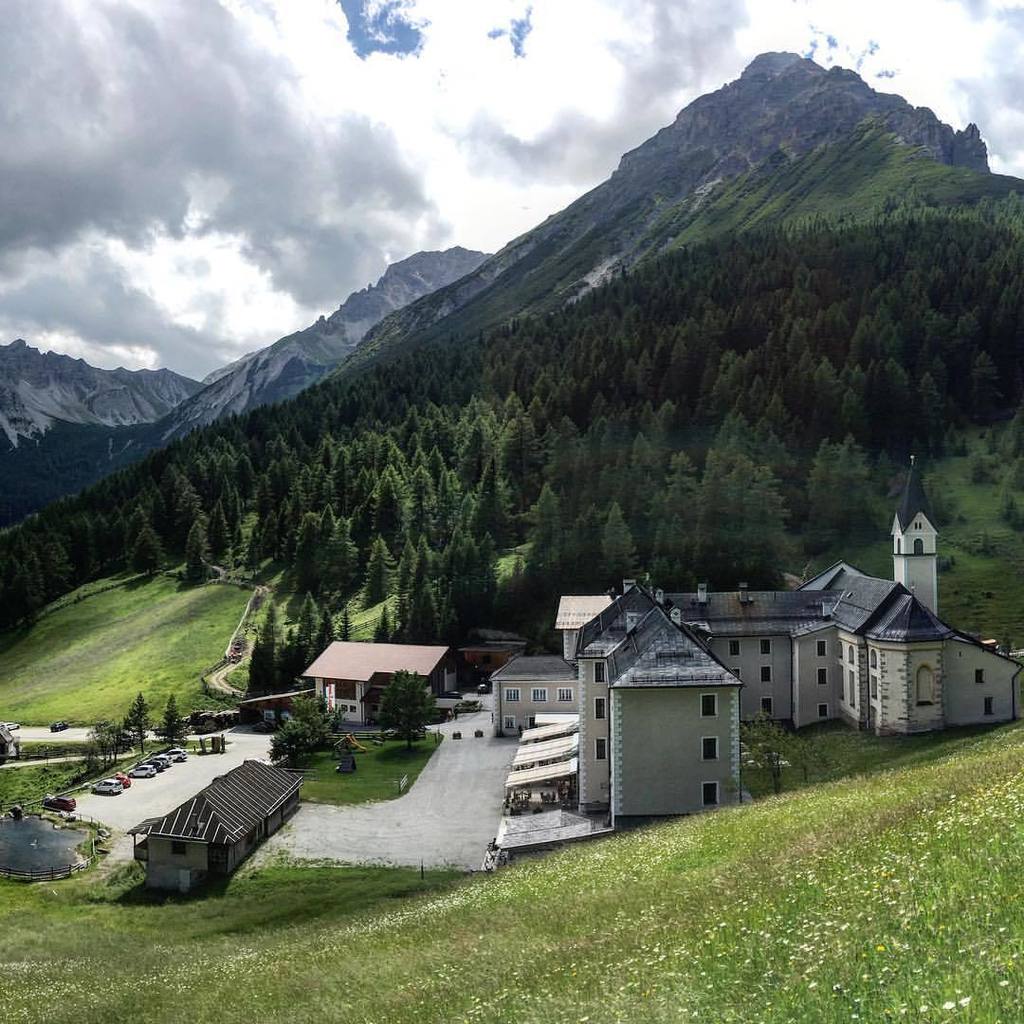 Kloster Maria Waldrast in voller Pracht - #wipptal #mariawaldrast #lovetirol #visitaustria #discoveraustria #beauti…