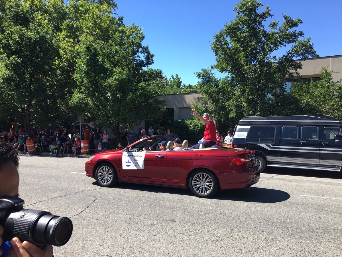 YonderGamery's tweet photo. First car in the #4thOfJuly parade &amp; winner of #Alhambra too! #redwhiteandblue @real_QueenGames https://t.co/RleHcLqIpx