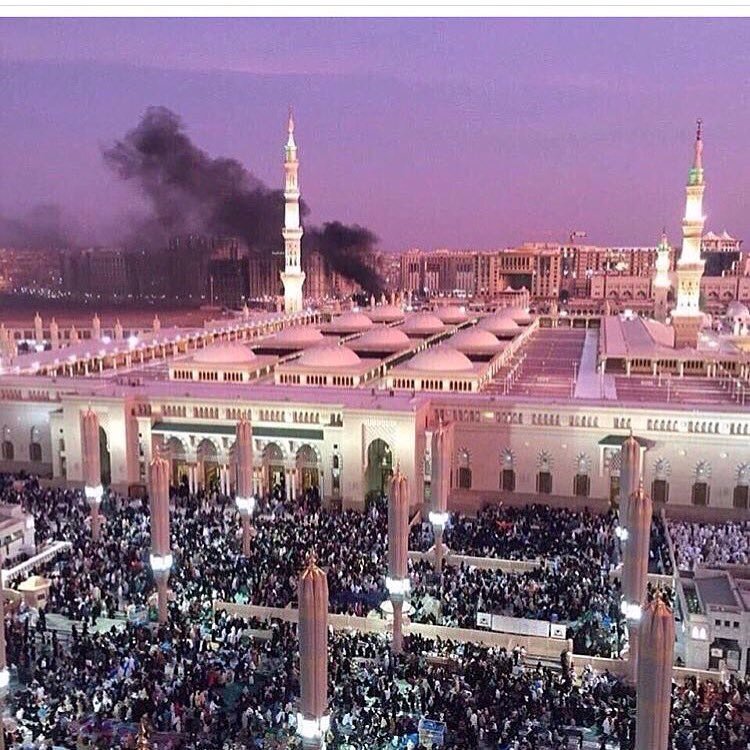 Bnan3x3's tweet photo. #تفجير_المدينه_المنوره جريمة دنيئة آخرى !! ولكن بالقرب من قبر نبي الهدى والرحمة !!! ماأبشع الكفر مصافحا للمجرمين ! https://t.co/zf28uanRS5