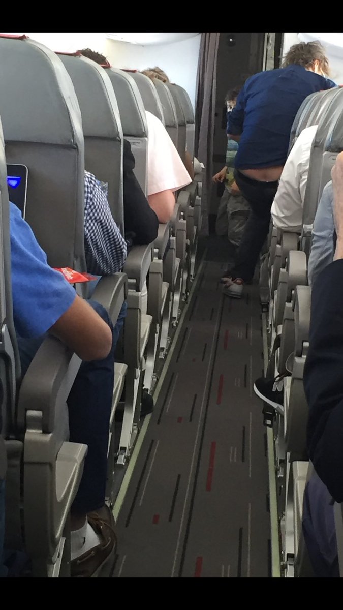 Mdelormeau's tweet photo. Ce week-end un hommage à #laraieakader dans l'avion 😂✌️! #Jesuisfan #fourire 😊 https://t.co/RCWg8FOIqO